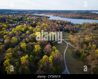 Wunderschöner Blick aus der Vogelperspektive auf Schloss Cecilienhof im Neuen Garten und Jungfernsee in Potsdam - Deutschland Stockfoto