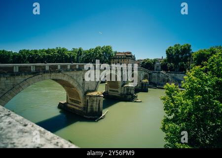 Malerischer Blick auf die Brücke Ponte Sisto in Rom, Italien am sonnigen Herbsttag. Hochwertige Fotos Stockfoto