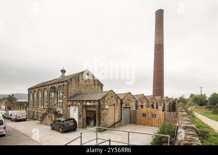 Ehemalige Mühle und alte Kapelle in Skipton, heute unterteilt in mehrere kleine Geschäftseinheiten am Leeds Liverpool Kanal. Stockfoto