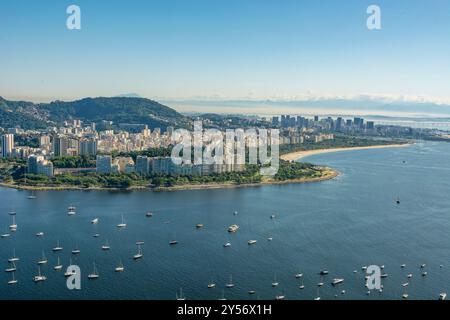 Rio de janeiro, Brasilien. Luftaufnahme. Flamengo und Guanabara Bay. Im Hintergrund der Flughafen Santos Dumont und die Rio-Niterói-Brücke. Stockfoto