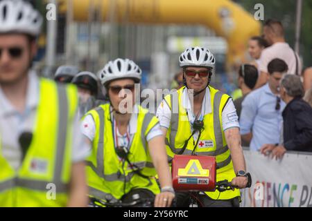 Utrecht, Region Utrecht, Niederlande - 19.05.2024: Ärzte in Gelbwesten bewegen sich auf dem Fahrrad auf der Autobahn. Athleten und Athleten laufen mit Stockfoto