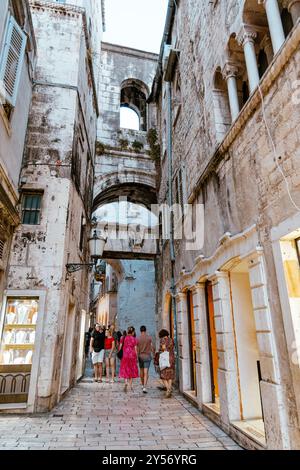 Eisernes Tor und der spätromanische Palast Ciprianis-Benedetti (rechts), Split, Kroatien Stockfoto