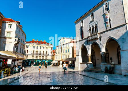 Volksplatz (Narodni trg), venezianisches Jugendstilhotel Piazza Heritage und altes Rathaus aus aus dem 15. Jahrhundert (rechts), Split, Kroatien Stockfoto