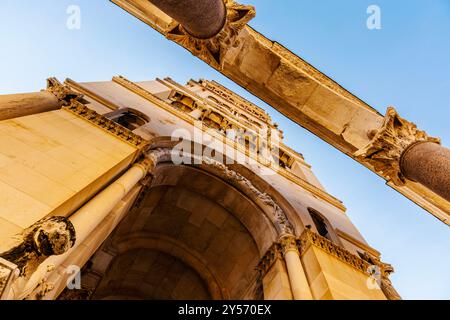 Eintritt in die Kathedrale des Heiligen Domnius aus dem 4. Jahrhundert und Bögen des Diokletianpalastes Peristyl, Split, Kroatien Stockfoto