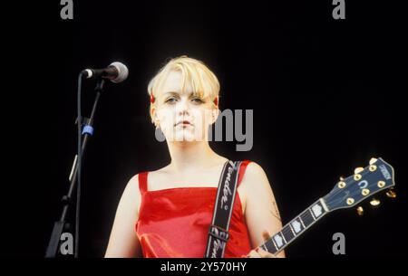 LAUREN LAVERNE, YOUNG, KENICKIE: Eine junge Lauren Laverne von der Kenickie-Band, die am 22. August 1997 auf der Hauptbühne des Reading Festivals in Reading, Großbritannien spielt. Foto: Rob Watkins. INFO: Lauren Laverne ist ein britischer Radio-DJ, Fernsehmoderator und ehemaliger Musiker. Sie ist bekannt für ihre Rolle als BBC Radio 6 Music Moderatorin und setzt sich für verschiedene Musikgenres ein. Laverne war Mitbegründer der Indie-Band Kenickie und wird für ihren kulturellen Einfluss gefeiert. Stockfoto