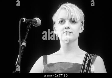 LAUREN LAVERNE, YOUNG, KENICKIE: Eine junge Lauren Laverne von der Kenickie-Band, die am 22. August 1997 auf der Hauptbühne des Reading Festivals in Reading, Großbritannien spielt. Foto: Rob Watkins. INFO: Lauren Laverne ist ein britischer Radio-DJ, Fernsehmoderator und ehemaliger Musiker. Sie ist bekannt für ihre Rolle als BBC Radio 6 Music Moderatorin und setzt sich für verschiedene Musikgenres ein. Laverne war Mitbegründer der Indie-Band Kenickie und wird für ihren kulturellen Einfluss gefeiert. Stockfoto