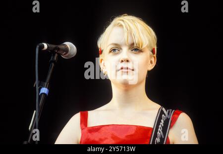 LAUREN LAVERNE, YOUNG, KENICKIE: Eine junge Lauren Laverne von der Kenickie-Band, die am 22. August 1997 auf der Hauptbühne des Reading Festivals in Reading, Großbritannien spielt. Foto: Rob Watkins. INFO: Lauren Laverne ist ein britischer Radio-DJ, Fernsehmoderator und ehemaliger Musiker. Sie ist bekannt für ihre Rolle als BBC Radio 6 Music Moderatorin und setzt sich für verschiedene Musikgenres ein. Laverne war Mitbegründer der Indie-Band Kenickie und wird für ihren kulturellen Einfluss gefeiert. Stockfoto