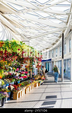 Blumenstand und Innenraum des renovierten Kings Craoss Bahnhofs, Nord-London, England Stockfoto