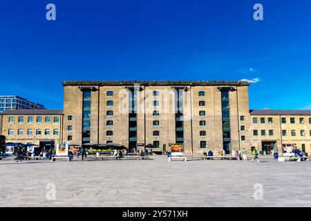 Kornplatz und das Central Saint Martins Gebäude in King's Cross, London, Großbritannien Stockfoto