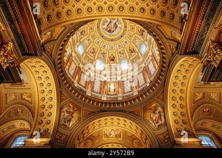 Budapest, Ungarn - 10. August 2024: Wunderschöne Innenräume des Stephansdoms in Budapest Stockfoto