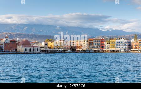 CHANIA, GRIECHENLAND - 16. SEPTEMBER: Allgemeine Ansicht der Kücok Hasan Pascha Moschee und der Altstadt am Hafen am 16. September 2024 in Chania, Griechenland. Stockfoto