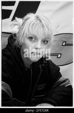 LAUREN LAVERNE, YOUNG, KENICKIE: Ein junger Lauren Laverne von der Band Kenickie Backstage beim Reading Festival am 28. August 1998. Die Band trennte sich kurz darauf im Oktober 98. Foto: Rob Watkins. INFO: Lauren Laverne ist ein britischer Radio-DJ, Fernsehmoderator und ehemaliger Musiker. Sie ist bekannt für ihre Rolle als BBC Radio 6 Music Moderatorin und setzt sich für verschiedene Musikgenres ein. Laverne war Mitbegründer der Indie-Band Kenickie und wird für ihren kulturellen Einfluss gefeiert. Stockfoto