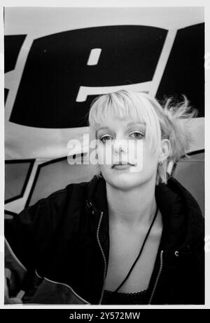 LAUREN LAVERNE, YOUNG, KENICKIE: Ein junger Lauren Laverne von der Band Kenickie Backstage beim Reading Festival am 28. August 1998. Die Band trennte sich kurz darauf im Oktober 98. Foto: Rob Watkins. INFO: Lauren Laverne ist ein britischer Radio-DJ, Fernsehmoderator und ehemaliger Musiker. Sie ist bekannt für ihre Rolle als BBC Radio 6 Music Moderatorin und setzt sich für verschiedene Musikgenres ein. Laverne war Mitbegründer der Indie-Band Kenickie und wird für ihren kulturellen Einfluss gefeiert. Stockfoto