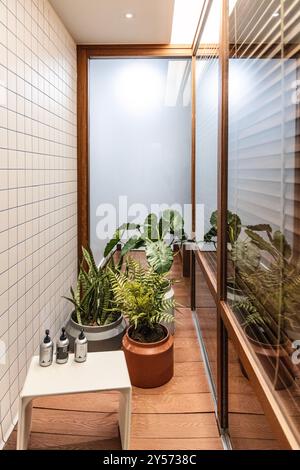 Minimalistisches Badezimmer im skandinavischen Stil im Standard Hotel in Kings Cross, London, England Stockfoto