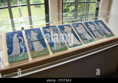 Keramikfliesen mit „The Legend of Goode Wimmen“ von Geoffrey Chaucer von Edward Burne-Jones für William Morris Stockfoto