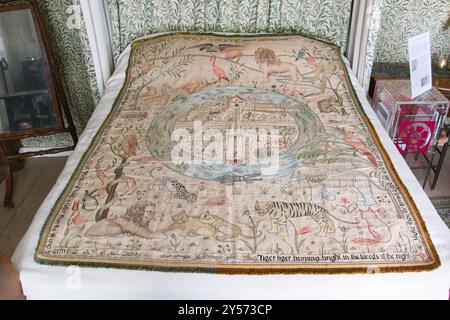 Tiger Tiger Burning Bright, Bettdecke entworfen von May Morris, gestickt von Jane Morris, ca. 1900, Seide auf Textil Stockfoto