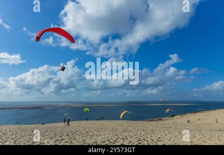 Düne von Pilat, Frankreich - 14. August 2024: Paragliding in der Großen Düne von Pilat, Arcachon Basin, Nouvelle Aquitaine, Frankreich. Stockfoto