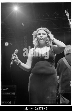 MARIE DU SANTIAGO, KENICKE, 1998: Gitarristin Marie du Santiago von der Indie-Band, die am 28. August 1998 live beim Reading Festival spielt. Die Band trennte sich kurz darauf im Oktober. Foto: Rob Watkins. INFO: Kenickie, eine britische Indie-Rock-Band der 90er, stürzte mit ihrem energiegeladenen Sound und ihren respektlosen Texten in die Szene. Hits wie „Punka“ und „in Your Car“ demonstrierten ihre Punk-inspirierte Haltung und einladende Melodien, die ihnen während der Britpop-Ära eine Kultfigur einbrachten. Stockfoto