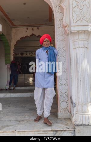 Puschkar, Rajasthan, Indien. November 2022. Mann in einem roten Turban betet in einem Hindutempel. Stockfoto