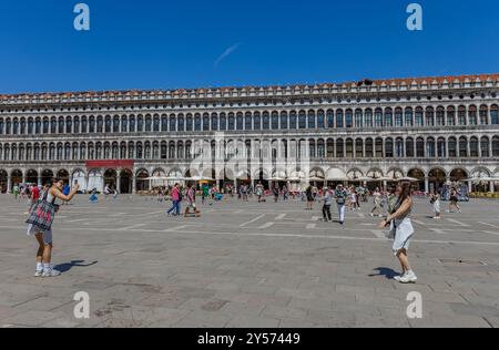 Venedig, Italien - 26. Juli 2024: Asiatische Touristen stehen auf dem Markusplatz. Venedig ist ein sehr beliebtes Touristenziel. Venedig, Italien Stockfoto