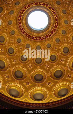 Budapest, Ungarn - 10. August 2024: Wunderschöne Innenräume des Stephansdoms in Budapest Stockfoto