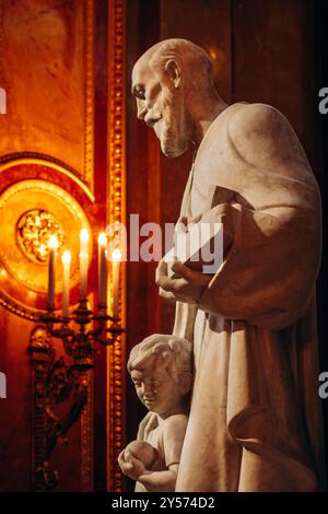Budapest, Ungarn - 10. August 2024: Wunderschöne Innenräume des Stephansdoms in Budapest Stockfoto