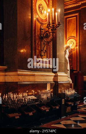 Budapest, Ungarn - 10. August 2024: Wunderschöne Innenräume des Stephansdoms in Budapest Stockfoto