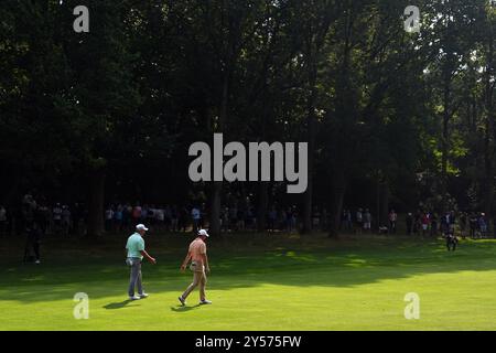 Der nordirische Rory McIlroy (rechts) und der neuseeländische Ryan Fox am zweiten Tag der BMW PGA Championship 2024 im Wentworth Golf Club in Virginia Water, Surrey. Bilddatum: Freitag, 20. September 2024. Stockfoto