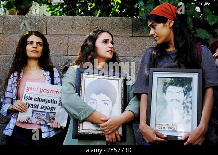 Diyarbakir, Türkei. September 2024. Junge kurdische Journalisten sahen während der Gedenkfeier Porträts ermordeter kurdischer Journalisten. Musa Anter, der berühmte kurdische Autor, der 1992 im Alter von 72 Jahren in Diyarbakir, Türkei, getötet wurde, wurde an dem Ort gedenken, an dem er getötet wurde. Viele kurdische Journalisten und Politiker nahmen an der Gedenkfeier Teil. Quelle: SOPA Images Limited/Alamy Live News Stockfoto