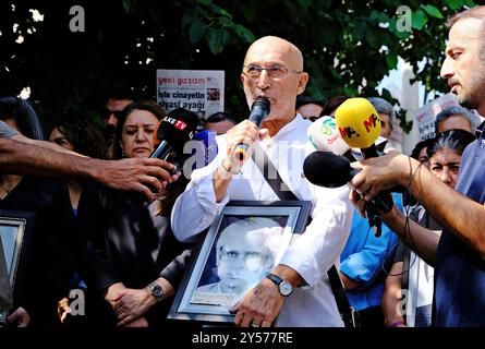 Diyarbakir, Türkei. September 2024. Musa Anters Sohn, Journalist, Autor und Politiker Dicle Anter, sah während der Gedenkfeier Reden. Musa Anter, der berühmte kurdische Autor, der 1992 im Alter von 72 Jahren in Diyarbakir, Türkei, getötet wurde, wurde an dem Ort gedenken, an dem er getötet wurde. Viele kurdische Journalisten und Politiker nahmen an der Gedenkfeier Teil. Quelle: SOPA Images Limited/Alamy Live News Stockfoto