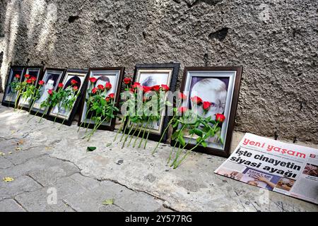 Diyarbakir, Türkei. September 2024. Porträts einiger kurdischer Journalisten sind an dem Ort zu sehen, an dem Musa Anter während der Gedenkfeier getötet wurde. Musa Anter, der berühmte kurdische Autor, der 1992 im Alter von 72 Jahren in Diyarbakir, Türkei, getötet wurde, wurde an dem Ort gedenken, an dem er getötet wurde. Viele kurdische Journalisten und Politiker nahmen an der Gedenkfeier Teil. Quelle: SOPA Images Limited/Alamy Live News Stockfoto