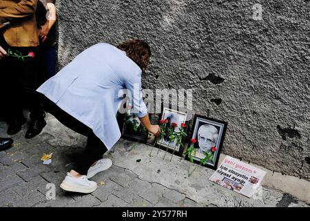 Diyarbakir, Türkei. September 2024. Eine Frau bringt während der Gedenkfeier eine Nelkenblume auf Musa Anters Porträt. Musa Anter, der berühmte kurdische Autor, der 1992 im Alter von 72 Jahren in Diyarbakir, Türkei, getötet wurde, wurde an dem Ort gedenken, an dem er getötet wurde. Viele kurdische Journalisten und Politiker nahmen an der Gedenkfeier Teil. Quelle: SOPA Images Limited/Alamy Live News Stockfoto