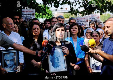 Diyarbakir, Türkei. September 2024. Dicle Firat Journalist Association (DFG) Co-Vorsitzender Dicle Muftuoglu, während er während der Gedenkfeier Reden hielt, während er Musa Anters Porträt hielt. Musa Anter, der berühmte kurdische Autor, der 1992 im Alter von 72 Jahren in Diyarbakir, Türkei, getötet wurde, wurde an dem Ort gedenken, an dem er getötet wurde. Viele kurdische Journalisten und Politiker nahmen an der Gedenkfeier Teil. Quelle: SOPA Images Limited/Alamy Live News Stockfoto