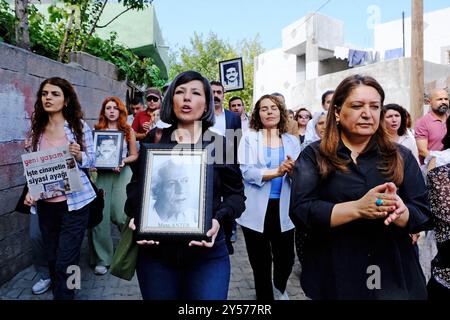 Diyarbakir, Türkei. September 2024. Dicle Firat Journalist Association (DFG) Co-Vorsitzender Dicle Muftuoglu, der während der Gedenkfeier Musa anders Porträt hielt und Slogans sang. Musa Anter, der berühmte kurdische Autor, der 1992 im Alter von 72 Jahren in Diyarbakir, Türkei, getötet wurde, wurde an dem Ort gedenken, an dem er getötet wurde. Viele kurdische Journalisten und Politiker nahmen an der Gedenkfeier Teil. Quelle: SOPA Images Limited/Alamy Live News Stockfoto