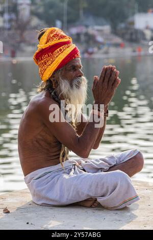 Puschkar, Rajasthan, Indien. November 2022. Sadhu am Ufer des Pushkar Lake. Stockfoto