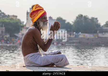 Puschkar, Rajasthan, Indien. November 2022. Sadhu am Ufer des Pushkar Lake. Stockfoto