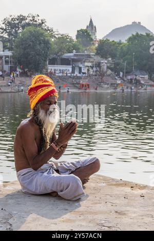 Puschkar, Rajasthan, Indien. November 2022. Sadhu am Ufer des Pushkar Lake. Stockfoto