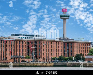 St. John's Beacon Radio City Aussichtsturm und Albert Dock Lagerhäuser, umgebaut in Wohnungen am Fluss, Liverpool, England, Großbritannien Stockfoto