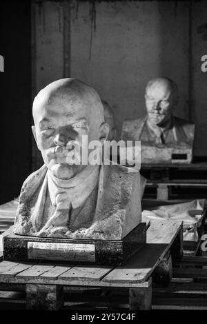 Budapest, Ungarn - 10. August 2024: Büste Lenins und Stalins im Memento Park in Budapest Stockfoto