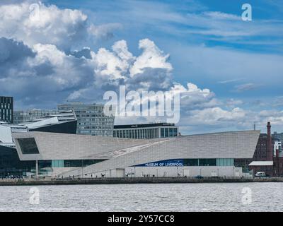 Modernes Museum von Liverpool vom Fluss Mersey aus gesehen, Pier Head, Liverpool, England, Großbritannien Stockfoto
