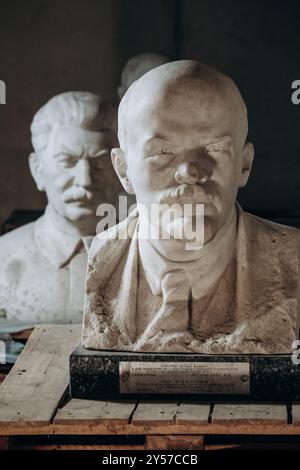 Budapest, Ungarn - 10. August 2024: Büste Lenins und Stalins im Memento Park in Budapest Stockfoto