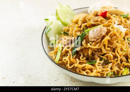 Negativraum gebratene Nudeln mit Spiegelei-Belag, Fleischbällchen, gehacktes Huhn, weißer Marmortexturtisch isoliert Stockfoto