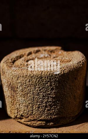 Castelmagno, der König der Käsesorten, reift leise in seinen Kellern. Stockfoto