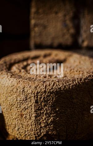 Castelmagno, der König der Käsesorten, reift leise in seinen Kellern. Stockfoto