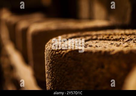 Castelmagno, der König der Käsesorten, reift leise in seinen Kellern. Stockfoto