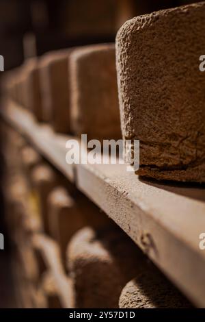 Castelmagno, der König der Käsesorten, reift leise in seinen Kellern. Stockfoto