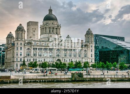 Eine der drei Grazien, gewölbtes Edwardianisches Grandhotel Barockstil Hafen von Liverpool Building, Pier Head, Liverpool, England, UK von Fluss Mersey gesehen Stockfoto
