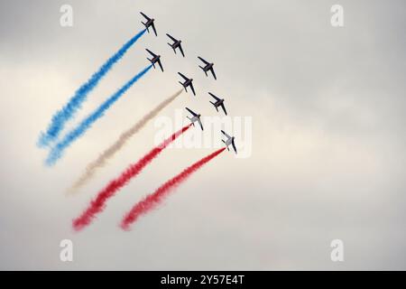 Die Patrouille de France (PAF) ist die offizielle Kunstflugpatrouille der 1953 gegründeten französischen Luftwaffe l’Armée de l’Air. Piloten fliegen Dassault Jet Stockfoto