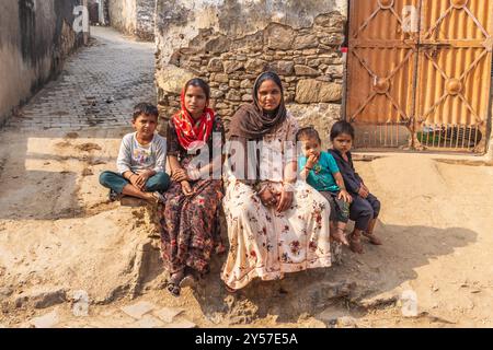 Tilora, Ajmer, Rajasthan, Indien. November 2022. Junge Leute in einem Dorf in Rajasthan. Stockfoto