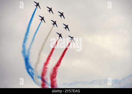 Die Patrouille de France (PAF) ist die offizielle Kunstflugpatrouille der 1953 gegründeten französischen Luftwaffe l’Armée de l’Air. Piloten fliegen Dassault Jet Stockfoto